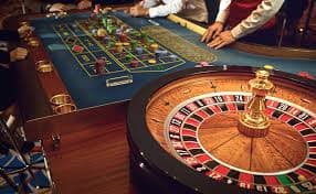 Pemain menikmati sesi Bingo online di yakin qq melalui layar ponsel dengan tampilan kartu yang berwarna-warni